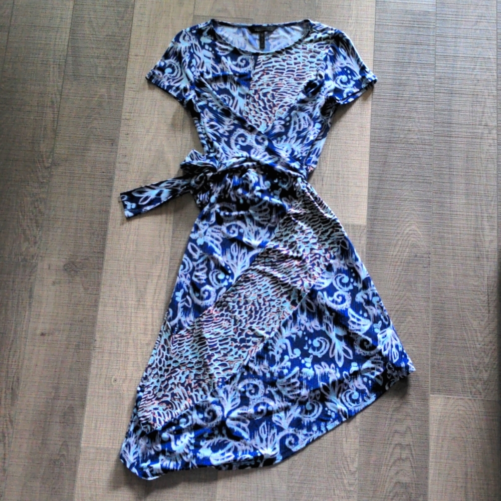 BCBGMaxAzria blue pattern short sleeve wrap dress XXS
